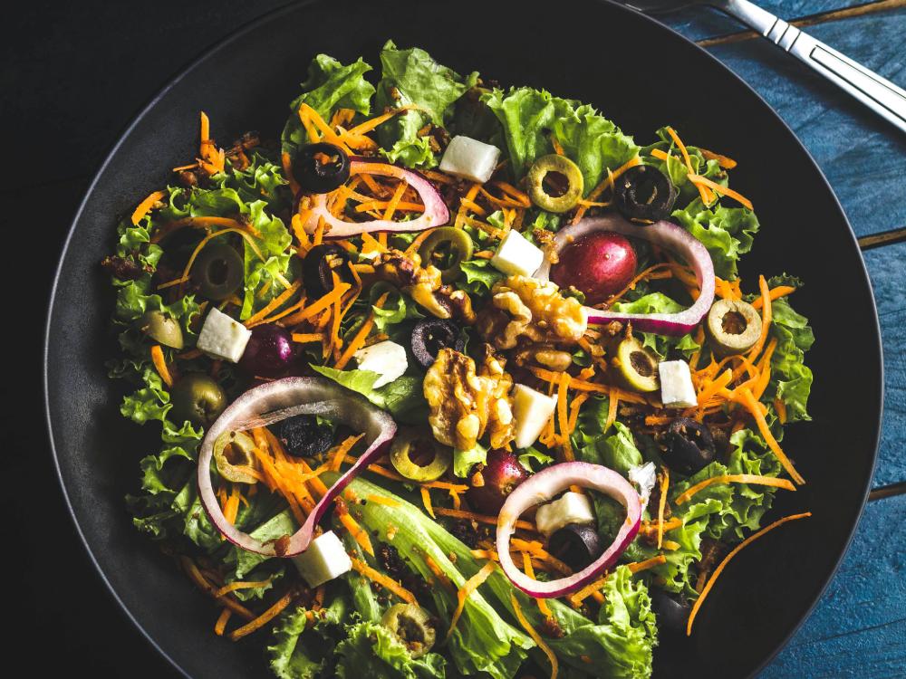 Ensalada mediterránea en un plato negro